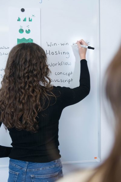 laura schrijft op whiteboard