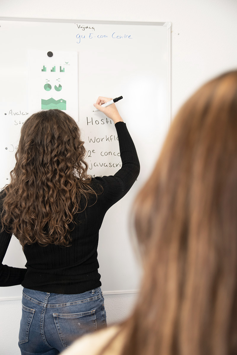 laura schrijft taken op whiteboard