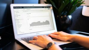 Persoon controleert foutmeldingen in Google Search Console om SEO-prestaties te verbeteren via optimalisatie strategie